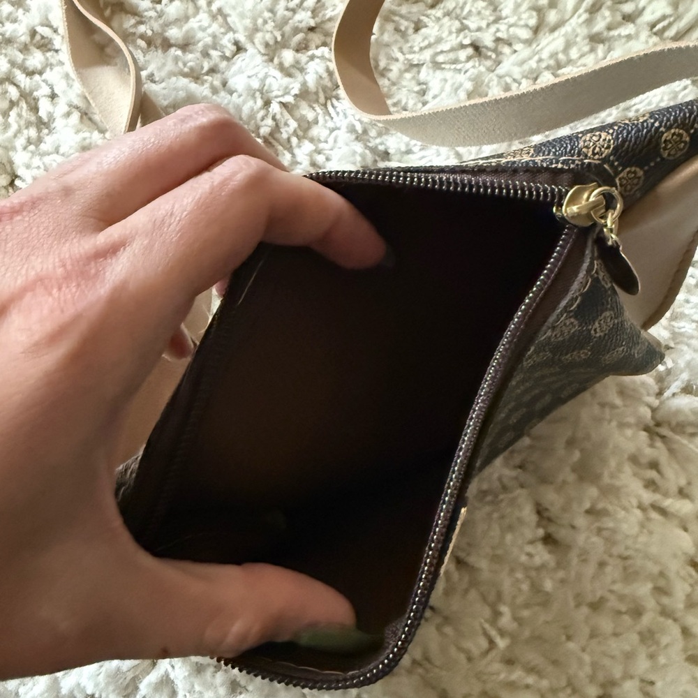 Chic Designer Tan and Brown Crossbody Bag - Picture 3 of 4